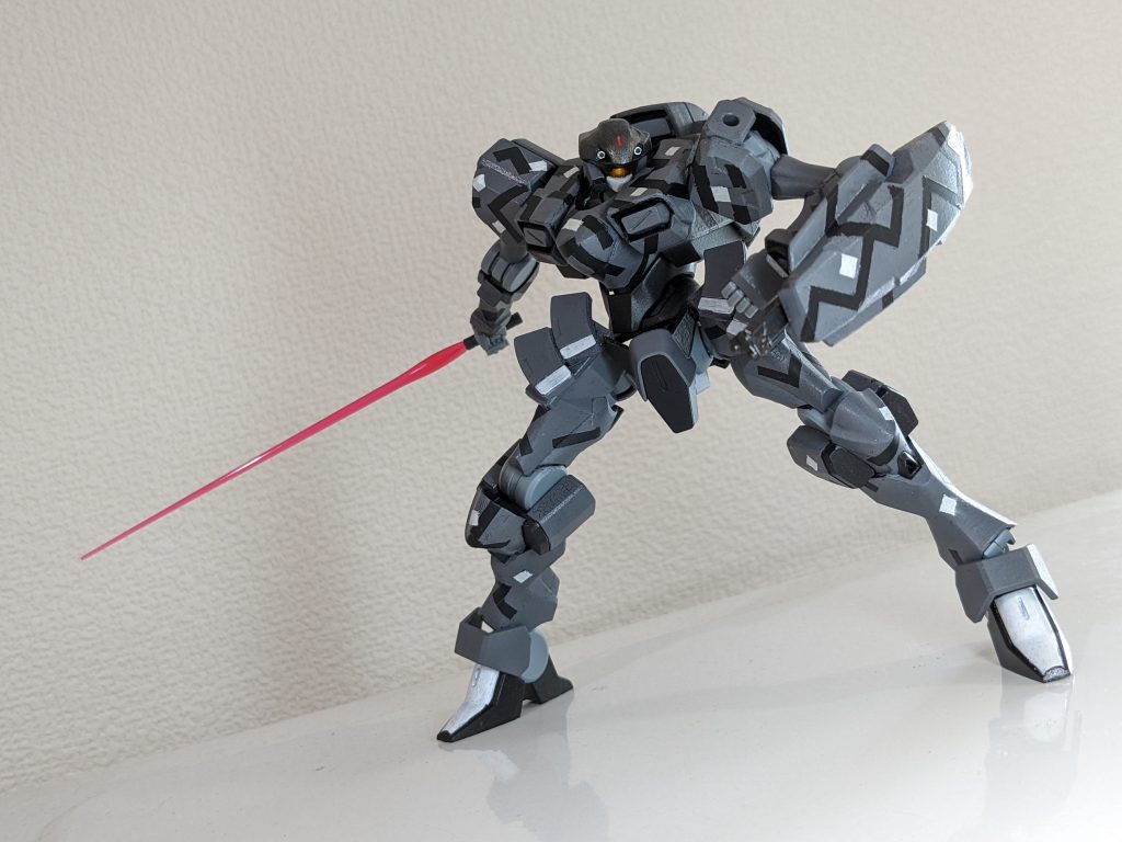 馴染み深いピンクのビームサーベルがかなり似合っていると思います。　ただ取り付け部が簡単に折れそうで怖いです。