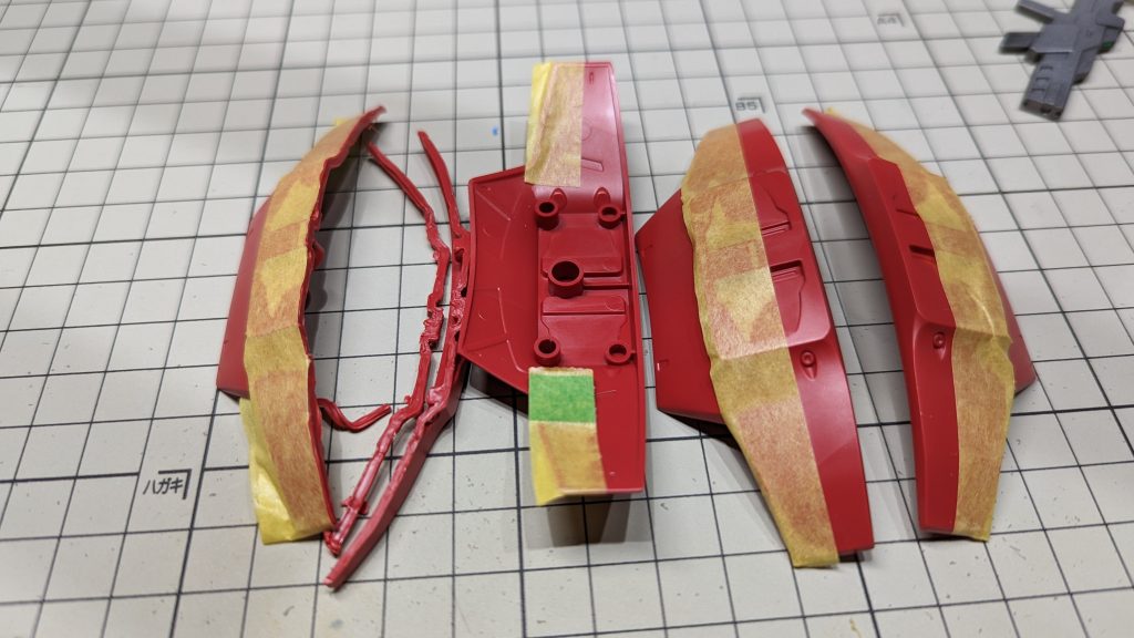 改修点その4:肩シールド改修型で判りやすい変更点がココでせう。コレは流石に悩みましたが、オカワリする前にシールドの部品を見て【丁度良いトコで切って繋げればイケっかな?】という気がしたのでオカワリしたのですが。適当に超音波カッターで初手を切り刻んだので大変でした・・・