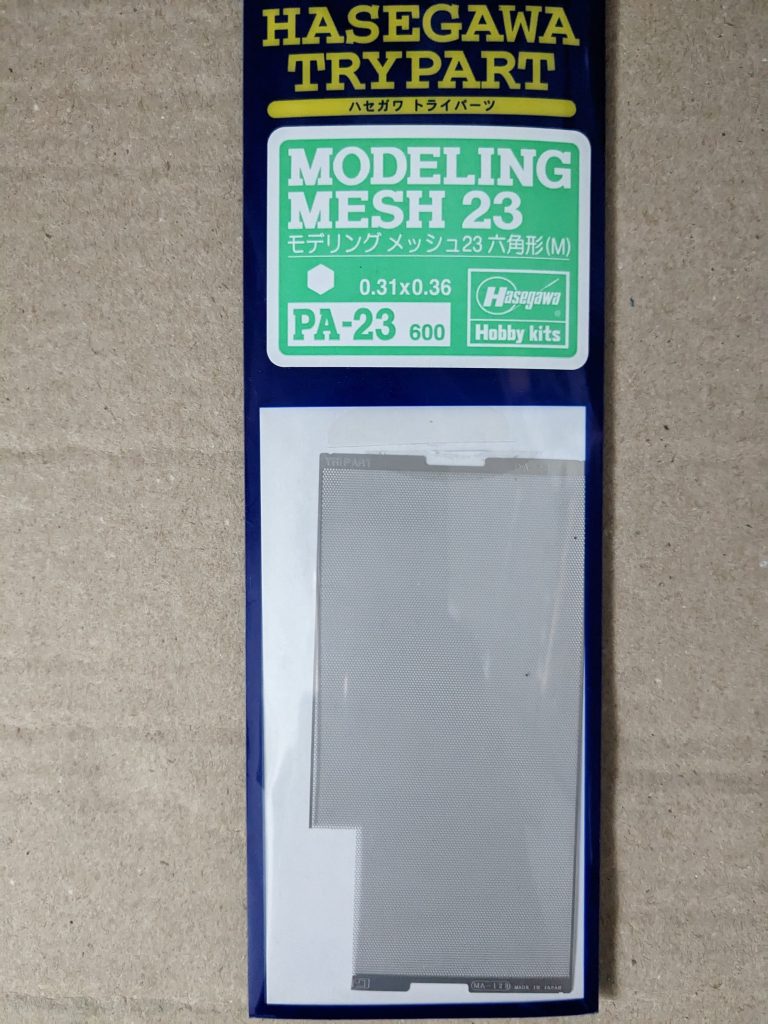 まず用意するのはこちらのハセガワ トライパーツのモデリングメッシュ六角形。これと・・