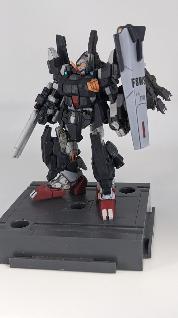 エマ「これがMk-2用の強化パーツ…?」アストナージ「フルアーマーってやつですよ。火力と装甲を上げるんです。」エマ「こんなにゴテゴテした物を付けて重くならないかしら?」アストナージ「そこであのブースターユニットです。アナハイムから譲り受けた試作品で…コイツを付けたら倍くらいの重量になりますがカタログスペックだと推力が元の8倍になるそうです。」エマ「8倍!?すごいわね。ちゃんと使いこなせればいいけど…」アストナージ「中尉なら大丈夫ですよ!もうすぐ終わるんで後でテストしてください。」エマ「わかったわ。あとお願いね。」