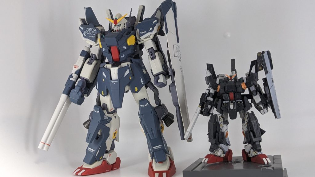ロボット魂と比較。奇跡的に自立できてます😉今まで作ったなんちゃってアーティファクトの中では結構再現度高いかなぁ👍️バックパックの都合上ビームサーベルは再現しなかったのでさり気なく右腕の所にビームサーベルのグリップがくっついてます(笑)機体のコンセプト的にあまり接近戦にはならないだろうけど、機能的にあった方が良いだろうと思いつけてみました。