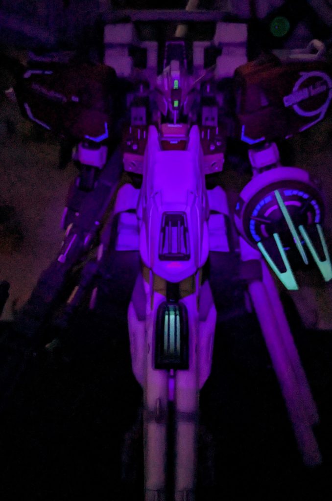 左腕のマルチセンサーもとりあえず蛍光グリーン塗ってみました。センサーだし光ってればいいかな、みたいな