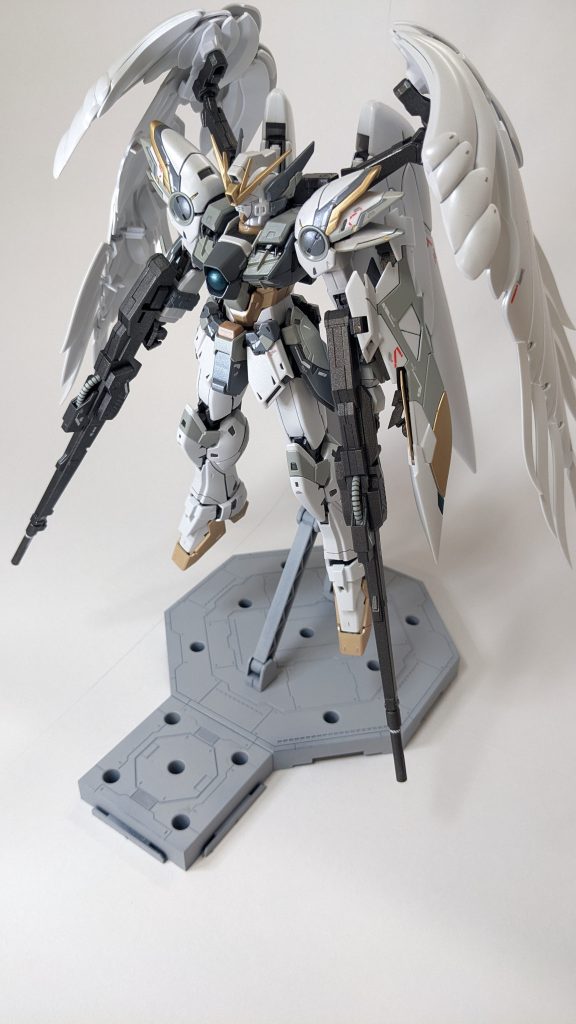 今回はウイングゼロをスノーホワイト風に塗装してみましたが、ちょっとメインのグレーが濃すぎた気がしますね、それでも満足のいく仕上がりになりました。スノーホワイトのカラーリングってほぼ無彩色なのに何でこんなにカッコいいんですかね！セラフィムユニットも別売りで出して欲しいところです。