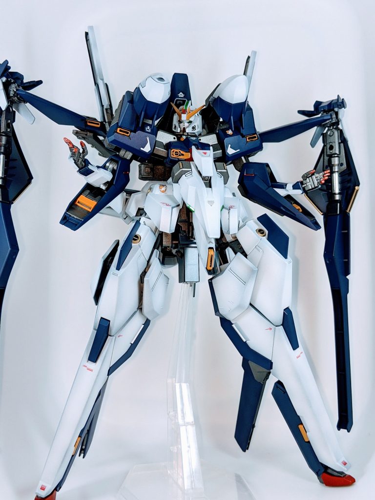 比較対象がないので分からないですが、HGにしては大柄です。にわかモデラーの私にはパーツの多さに気が遠くなる思いでしたが、なんとかなるもんですね。自分にとって思い入れの強い作品になりました。