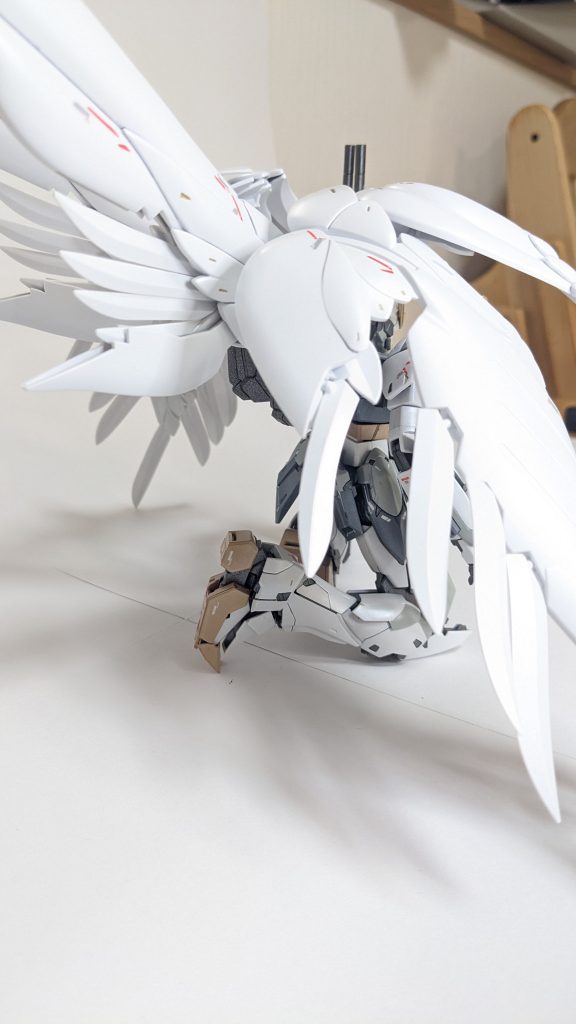 爪先の可動も地味に映えますね