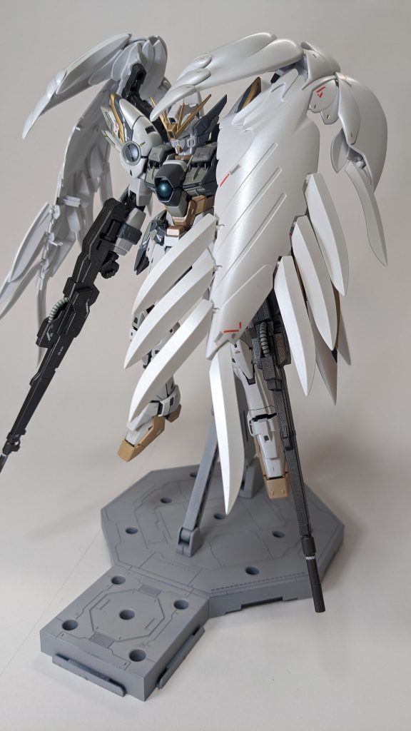 羽根はパールホワイトを2回塗り重ねて、パールクリアで仕上げましたが果たして効果は有ったのか？