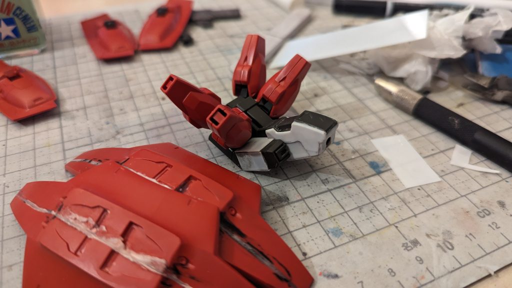 してダリルバルデのデザイン担当さんが20話放送直後に twitter に投稿した絵面と、本編17話・20話を見ながら初期型との違いを確認しました。改修点は4つあります。まずはバックパック。カタチは本編映像とかとは全然違いますが、ソードビットを2→4本にすることと、バックパック本体の形状をそれっぽく後ろに伸ばしています。ソードビット自体は前腕部と形状は同一のようですが、ソレを後2個スクラッチで増やすのは面倒くさすぎるので【オカワリ】するほうが楽でしょう。