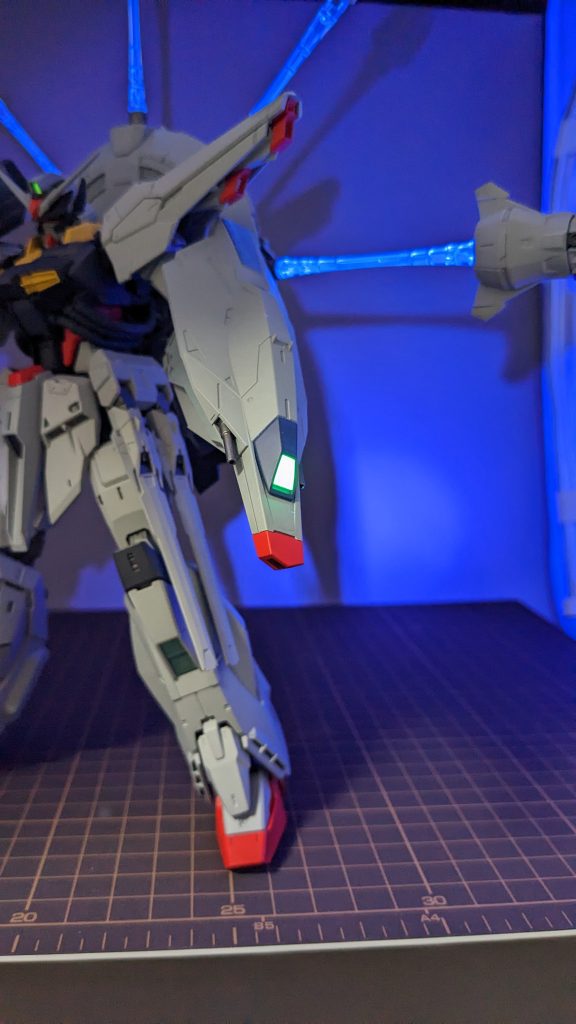 シールドのセンサー部は、ハイキューパーツのスジ彫りガイドテープのグリーンを使ってますので、ブラックライトに反応します。