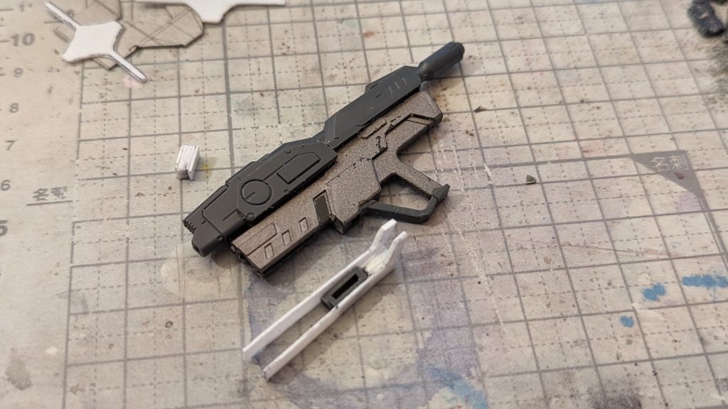 改修点その2:銃の追加形状がかなり独特で直線的デザインなのでプラバンを切った張ったで作れる人は作れる気がしますが、コレも全部作るのが面倒なのでジャンク部品を芯材にして作りました。具体的にはディランザのライフルに、いつぞやに作ったエクスインパルスの余剰パーツであるライフルを切り刻んだものを適当に繋いでます。