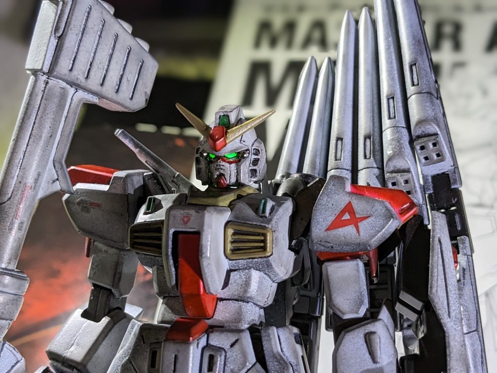 LED点灯!ボタン電池といっしょに強引にねじ込んでパンパンなので首は可動しません(笑)