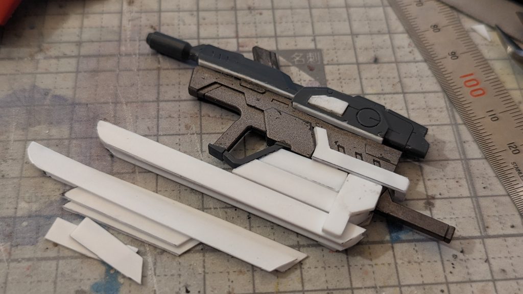 改修点その3:ソードの追加気がついたらソードを握ってるので【お前どっから出してきた?】と思って本編17話を見ていると・・・・銃床から取り出してるー?!・刀身が分割されてて、しかし機械的リンクが存在しないとかいうトンデモ構造になってる事を認識しました。刀身自体もドローン制御されているのかもしれません。んで設定(?)では刀身は2分割なのですが、作った銃と合わせると3分割をせざるを得なかったので、そのように作っています。なお銃本体とソードは単純にハメコミで合体できるようにしてます。