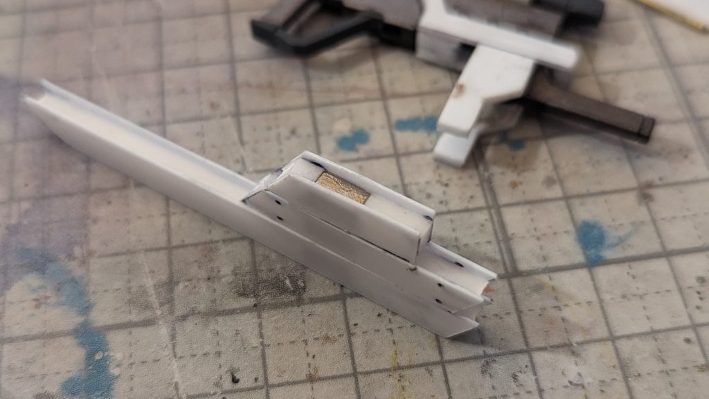 なお刀身の収納ですが、上記に書いた通り【機械的リンクが存在しない】ので、差し込みとかを作らずに磁石で分割された刀身を接続できるように作ってたりします。