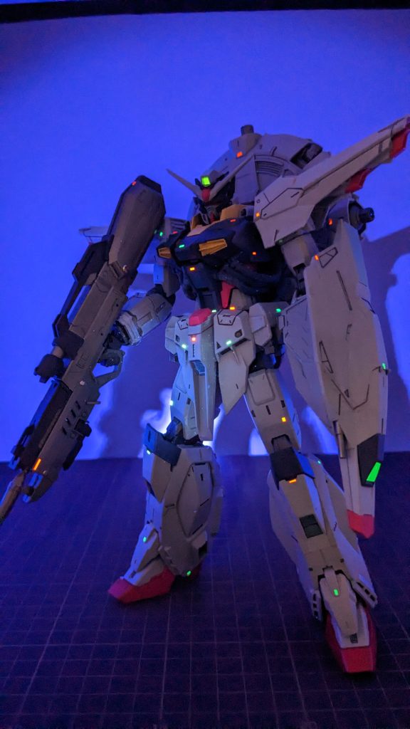 ちょっとやりすぎた感はありますが、先述のスジ彫りガイドテープとハセガワの曲面追従フィニッシュシートをみじん切りにして機体のあちこちに貼りました。