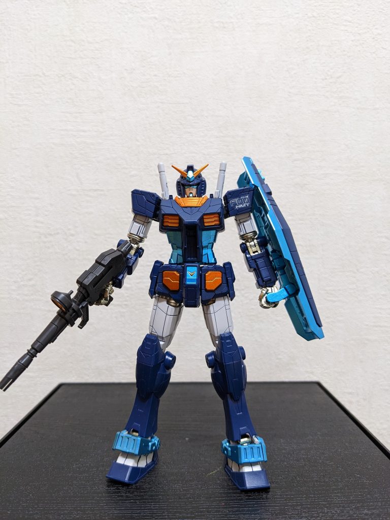 とりあえず中の人(前面)例によって塗装剥がれるのがイヤなので💦外付けパーツ付ける前に撮影。増加装備はたぶん二度とパージしません😅胸のダクトはアーマー付けたら見えなくなるケド、撮影のためだけに塗りました😆(その割にビームライフルは完全無塗装パチ組ですが)何と、ガンダム系の白いメット、3作連続!で塗りつぶしちまった・・・😅ついやっちゃうんスよね💦(マイブーム❓)あと、脛とふくらはぎを紺(ティターンズブルー)一色ベタで塗ったせいで、どことなく「太陽の牙」っぽく見えるのは気のせい❓(弟は「闘士ゴーディアン」って言ってました😆細身なのでそっちの方が近いかも)どのみち、増加装備付けるの大前提のアレンジなので、この状態だと中途半端感満載ですな・・・💦