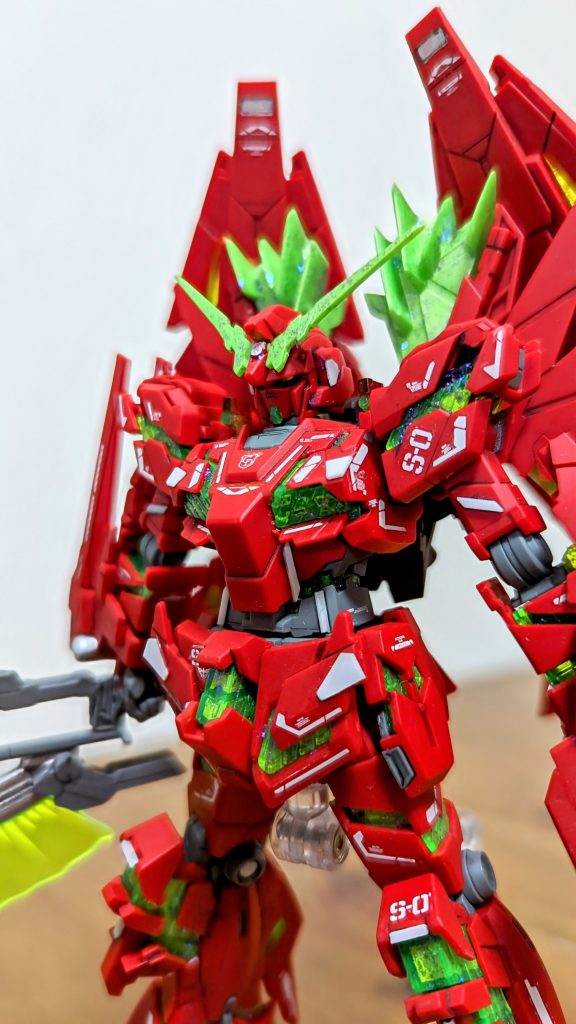 サイコフレームの裏面はシルバー塗装、表面はマークセッター塗布後にパープルのラメパウダーを散らしました。