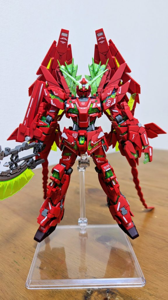 RGサザビーのデカールを使用。細かい所以外は無塗装です。白いプラバンやプラ棒をアクセントとして貼り付けてみました。