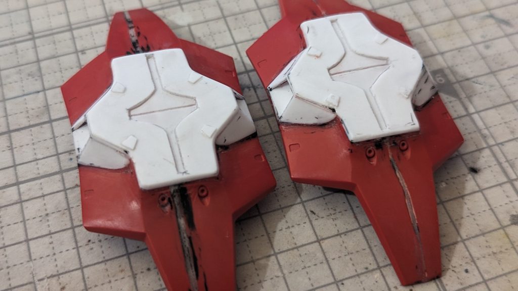 それでも何とか肩シールドをニコイチにし、切断した断面同士を何とか隙間を埋めて後に、コレまた特徴的なシェルユニットとスラスター?が追加された形状をプラ板で切った貼ったしました。でもちょーっと・・・いやかなり?表面処理が雑になってしまったのが反省点ではあります。というか【思ったように正確にプラ板を切り出せない】というのが自分の手癖なのが判ったので、ソコを練習なり改良していきたいです。