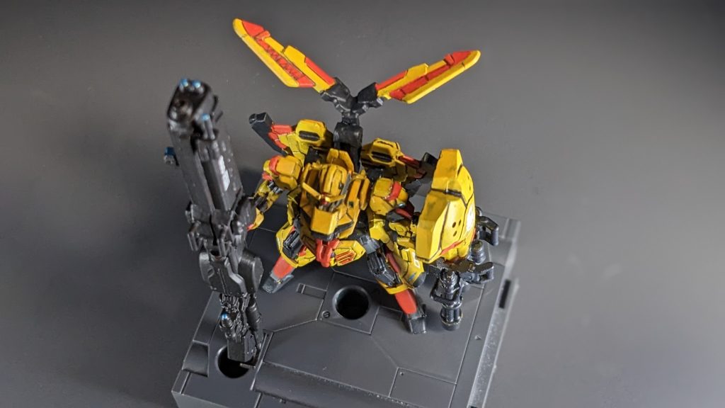 発注ミスで機体色が黄色になったり作者（自分）の都合でエンブレムが獅子になったり怒られポイント満載ですが、Zガンダム3号機の中でも一番好きなグレイゼータをアーティファクトで作れたので大満足です(^^)/今回は余った缶スプレーを使ったりシャーペンで墨入れしたりいつもより手抜きですが、思ったより上手く作れたので良かったです。でもやはり黄色の筆塗りは難しい😥次の作品は台座とかも拘ってもう少し頑張ろうかな😋👍️✨