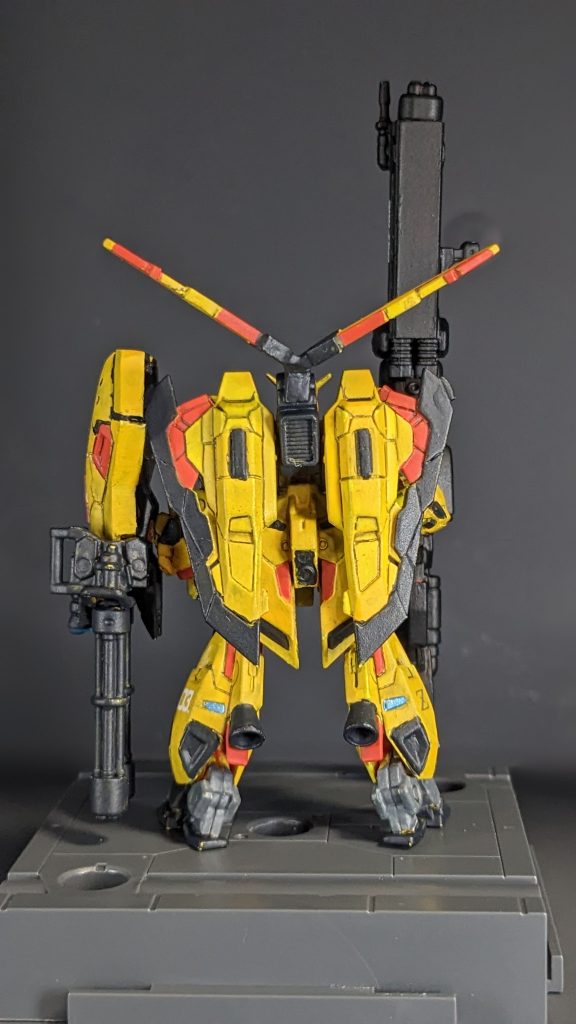 本体は合わせ目にプラ板貼り付け、脚の開きを調整、ブースターを市販パーツに交換、スタビライザーを設定通り二俣の翼に改造したくらいで他は手を加えていません。アーティファクトのZガンダムは素でも十分格好いいので手持ちの残り1個は普通のカラーリングで作りたいと思っています。