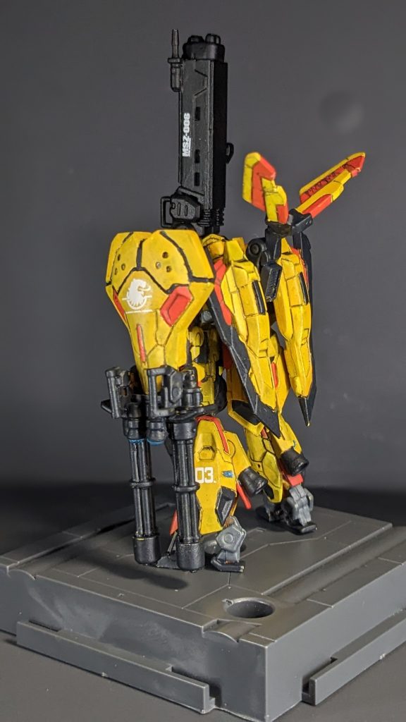 狼のエンブレムデカールが無かったので、バンシィのエンブレムを使っています。これでは狼ではなくて獅子になってしまいますが、雰囲気が出てればヨシｯ！シールドのガトリングはグフの物を使い巨大にして迫力を出してみました！シールドはナイチンゲールの物を切って貼り付けました。