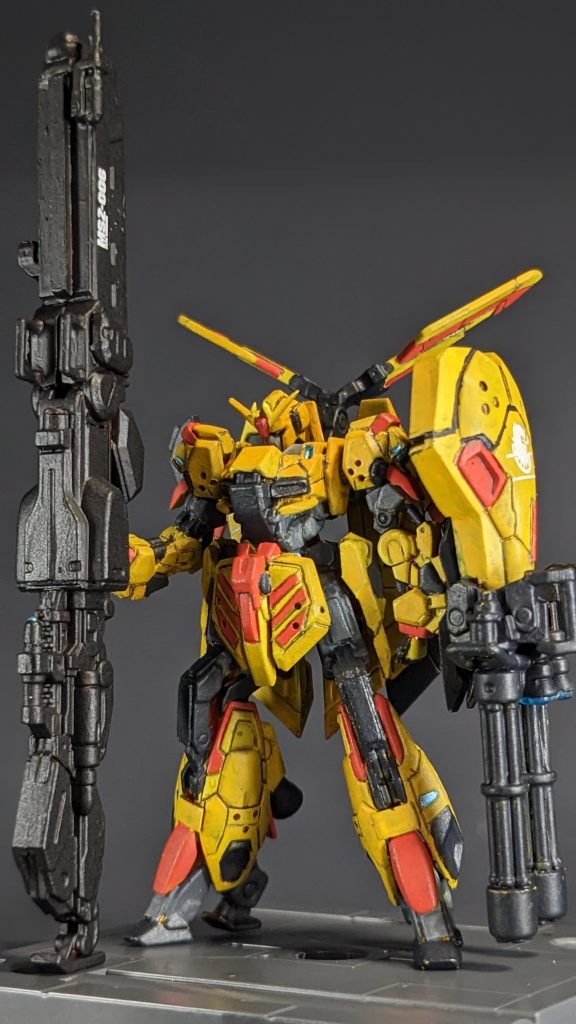 カラーリングの配色が通常のグレイゼータと違うのはガンスタで上がっていたHase205さんのグレイゼータの作品を参考にしたためです。こちらの色合いの方が自分にはしっくりきたので採用させて頂きました。ただやはりMGとアーティファクトの違いなのか色味の微妙な違いなのか分かりませんが、自分のは何となくスーパービルドタイガーに見えてしまいます(笑)