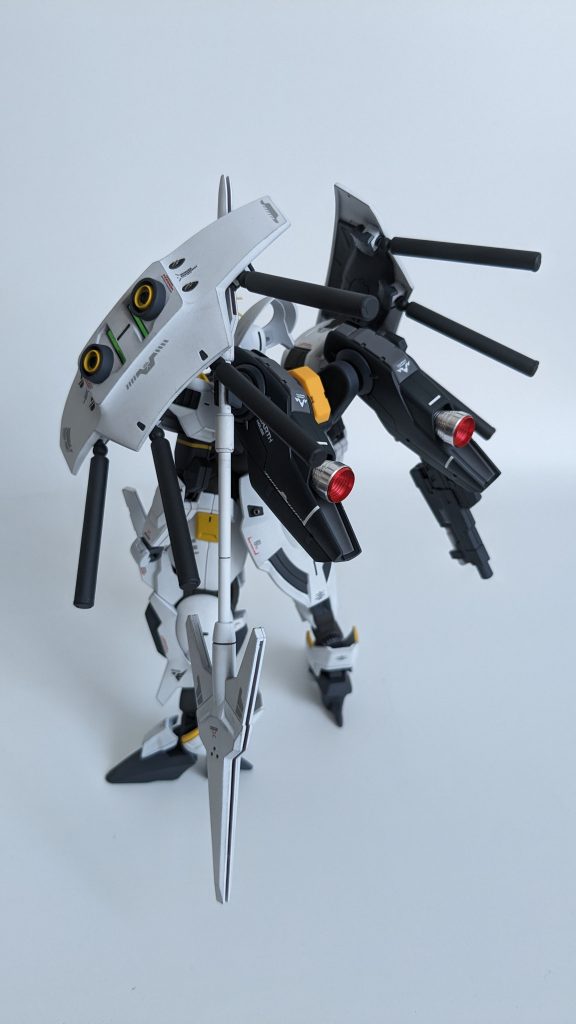 アーシアンとの触れ合いの中で、学園のアーシアンともいがみ合わなくなったグエル。ミラソウルブースターをパワーアップして速度を上げました。アンビカーは防御用でしたが、攻防一体に。広範囲攻撃武器があったほうがいいと思い、拡散ビーム砲を2基、前後にビームバルカン4門。4本ずつ出ている筒は、防御範囲を広げ、フィールドバリア器、兼エネルギータンク。