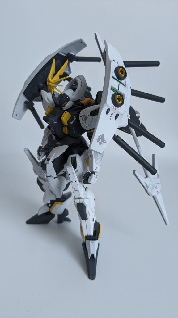 ここから妄想ストーリーです。クワイエット・ゼロでの決戦後、より実戦向きに改修されたダリルバルデ。決戦後、グエルは改めてジェターク社CEO就任式典を実施。ミオリネは17歳誕生日を迎え、グエルと結婚することとなり、ベネリットグループ内で式典を執り行った。これらの式典向けにホルダーパイロットスーツを基にカラーリングされ、ブレードアンテナも特別仕様となっている。なお、グエルはこの機体への改修後、ホルダーの座を譲ることなく、学園を卒業。ジェターク社再興とベネリットグループの改革、スペーシアンとアーシアンの関係改善を目指し、ミオリネの株式会社ガンダムを後押ししている。二人は形式上同居する形をとった。ガチャッただいま〜、グエルさん、ミオリネさん!!いつもどおりのテンションの声だ。おかえりいつもどおりのテンションで、ミオリネが返す。元気な笑顔そこには、スレッタがいた。スレッタは新たに自分自身の夢を探すため、株式会社ガンダムを手伝いながら、彼らとともに日々を過ごしている。ニカ・ナナウラは、刑期を全う後、ミオリネの手引きで学園に再入学、株式会社ガンダムのみならず、ジェターク社再興の為に技術開発部門にも出入りしている。後の、ミラソウル社CEOになっている。それぞれの新たな希望の未来が、確実に開きつつあった───────こんなラストまで描かれていたらいいなぁと、妄想全開しています😅