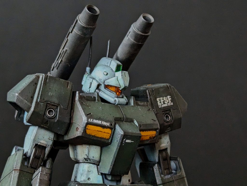 今回はずっと挑戦してみたかった、剥がし塗装で仕上げました。タミヤダークアイアン下地ににAKインタラクティブのworn effectで剥がしながら3度ほど本塗装。そこからウォッシング、チッピング、スパッタリング、ドッティングと、出来うる全てのウェザリングをおこなってます。