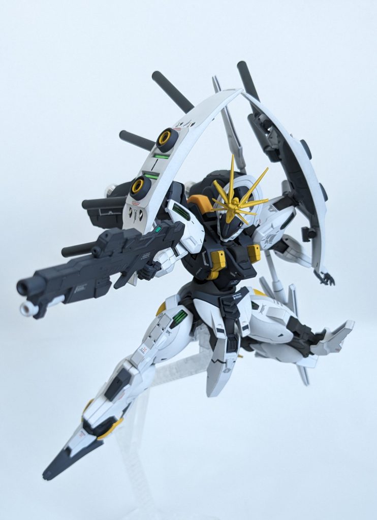 ビームライフルはジェターク社製MS共通規格のディランザのものをベースに、ミキシングで作りました。先端の砲身を1段カットし、開口。高出力なイメージです。ビームサーベル装備。