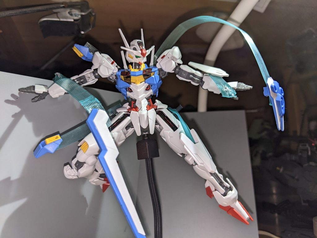 ガイアノーツの蛍光ブルーグリーンを塗装して、穴あけてランナーの軸切ってつけてます。