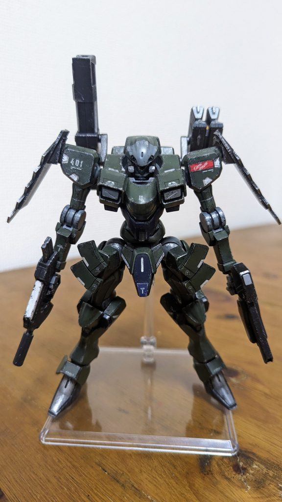 首取り付け延長、上腕短縮両肩3mmジョイントにプラバンで作成した盾を追加ライフルを分離、合体出来るように加工