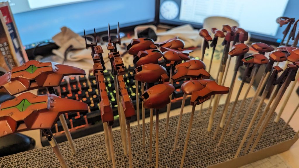 して塗装は例によって(?)下地を作ってからのグラデーション塗装。今回は「下地(暗い紫)→銀→マルーン(小豆色:阪急マルーン)→バーミリオン調の赤(グラデ塗装)→パール→クリア」と掛けてます。改めて書き出してみると、めんどくさい工程踏んでますね・・・w作ってみたい方の参考になれば。