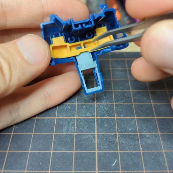 今RX-78F00の1/100キットを改造中です。コックピットドアの開閉ギミックを作ってみました。初めての改造なので、緊張していました。スライドようのレールはプラバンで作成し、ドアが収納できるため、黄色パーツに穴をあけておきました。（3枚目）