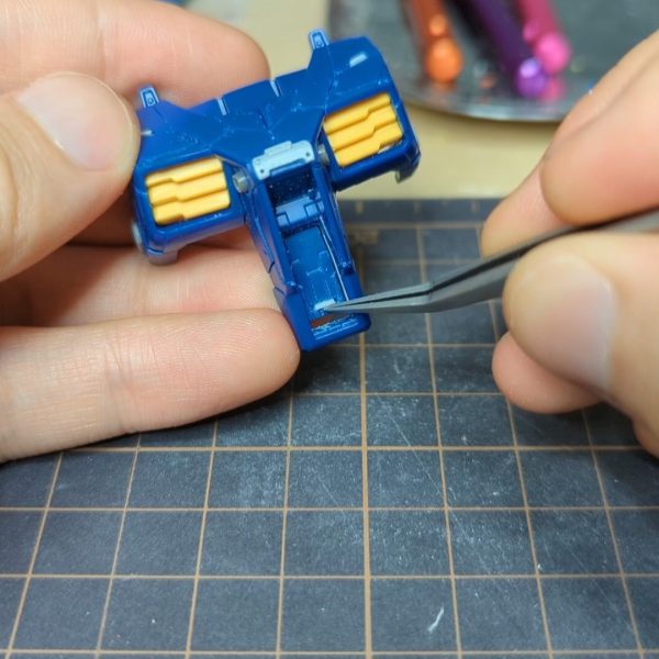 今RX-78F00の1/100キットを改造中です。コックピットドアの開閉ギミックを作ってみました。初めての改造なので、緊張していました。スライドようのレールはプラバンで作成し、ドアが収納できるため、黄色パーツに穴をあけておきました。（2枚目）