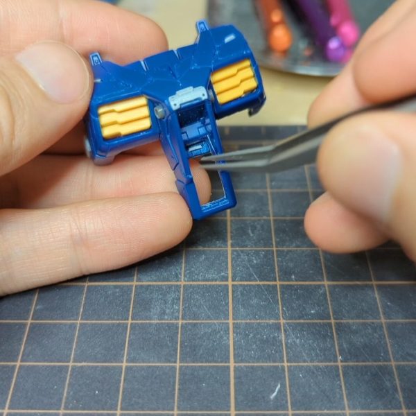 今RX-78F00の1/100キットを改造中です。コックピットドアの開閉ギミックを作ってみました。初めての改造なので、緊張していました。スライドようのレールはプラバンで作成し、ドアが収納できるため、黄色パーツに穴をあけておきました。（1枚目）