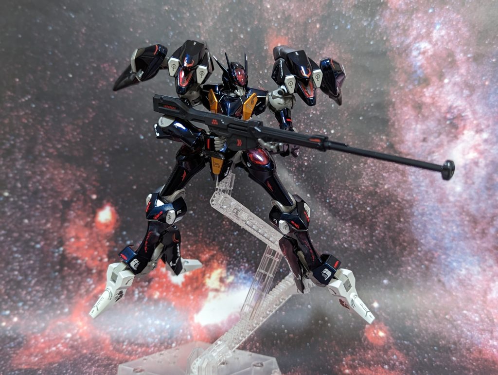 ボディ色はガイアノーツのプリズムブルーブラック。10000番まで磨いた表面にEXブラックを下地に、デカール貼る前に一旦EXクリアを吹いて最後にウレタンクリアーで仕上げてます。