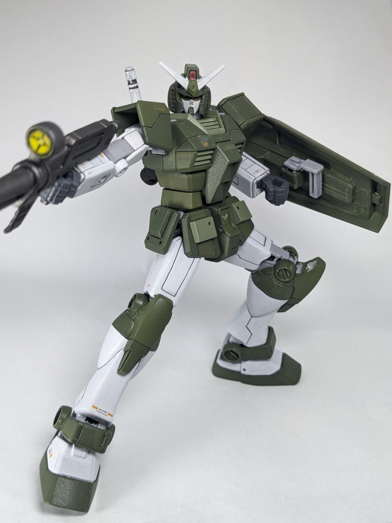 ポージングがクソダセェ!あと膝アーマー裏塗り忘れてる!ここ見えるんか…。まだまだEGガンダムのことわかってないと痛感。