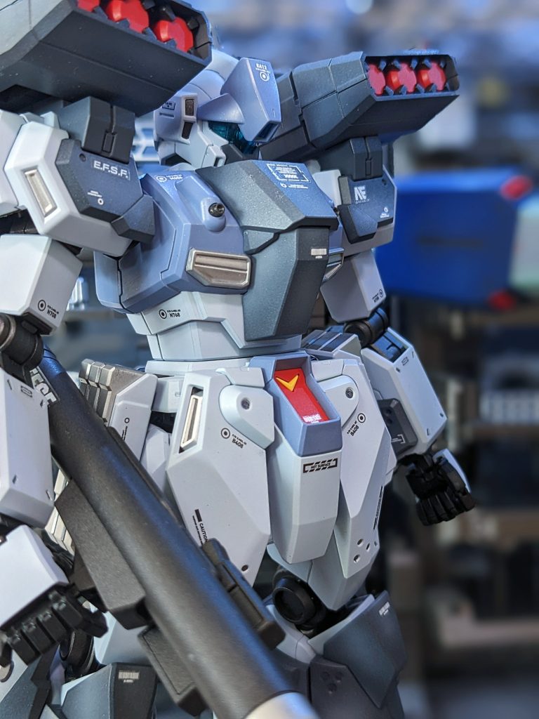 [製作行程]・ランナー切り離し後、400-1000番までの紙ヤスリにてゲート跡やヒケなどの平滑作業。パーティングラインの平滑化。バイザー内のモノアイにはジュエルシールを添付して光を拾うようにしました。・ラッカー塗料にてエアブラシ塗装(レシピは下記参照)。・エナメル塗料(フラットブラック・グレー等)、ガンダムマーカー等にて各適所にスミ入れ処理。・マーキングはRB水転写デカールを使用。