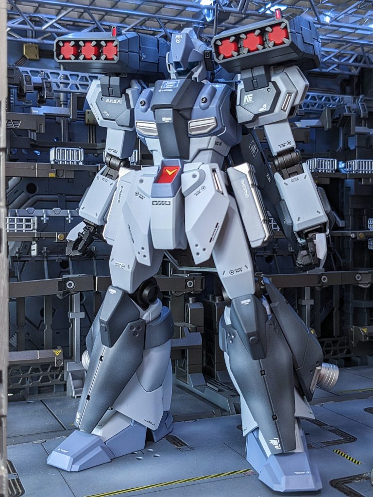 [カラーレシピ　基本混色なので参考までに…]・白色外装…ホワイト+若干のバイオレット等混色のカラー。・紫外装…胸部やソールは、白外装となじませるため、白外装に使用したカラーにパープルを足した淡いパープルにしました。。・関節…マットブラック。バーニアやダクトにはフラットアルミ+シルバーでマットメッキのような質感にしました。・赤部…イタリアンレッド+若干のオレンジ。・増加装甲…本体と差別化をはかるため混色ブラックからのグレー立ち上げグラデ塗装。メリハリをつけました。・銃…マットブラックからグレーに立ち上げ塗装。ほぼマットブラック。・サーベル…一部にホワイトを吹いて発光を表現。・センサーはとても質感の良いキット付属のプラスティックシールを使用しました。・ツヤ消しのトップコート。つや消し仕上げにしております。