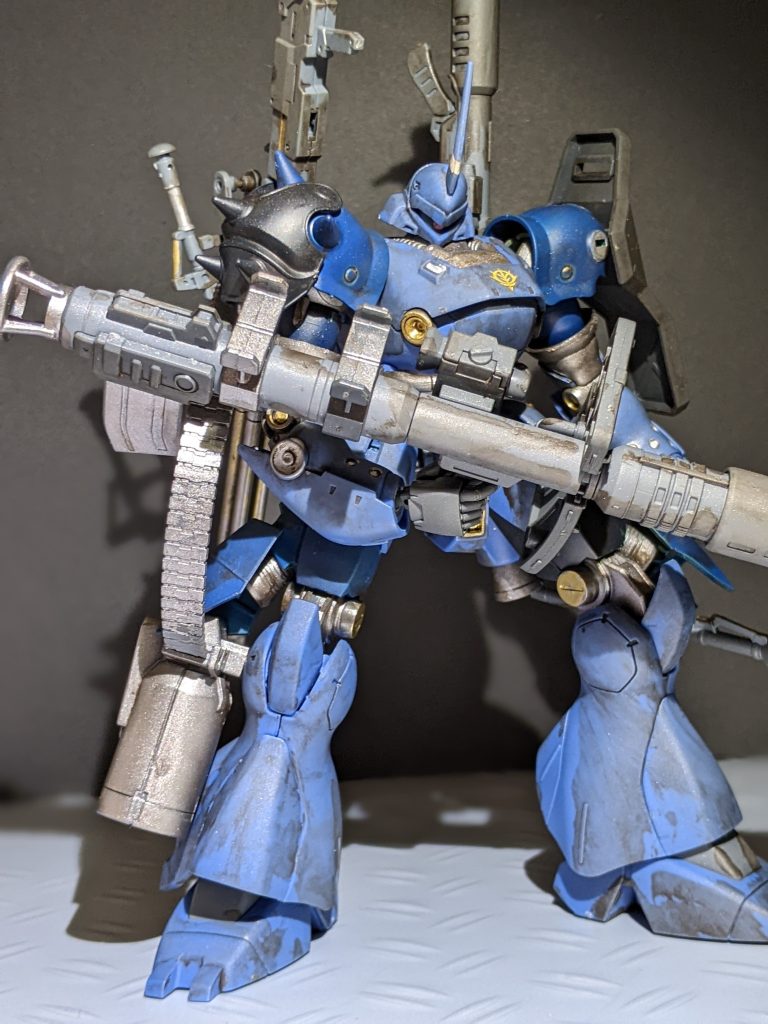 ミキシング機体はケンプファーとギラズール親衛隊機を使用。ガンべのバズーカと30mmのガトリングユニット、肩の装甲に境界戦機のオプションパーツを使用しています。