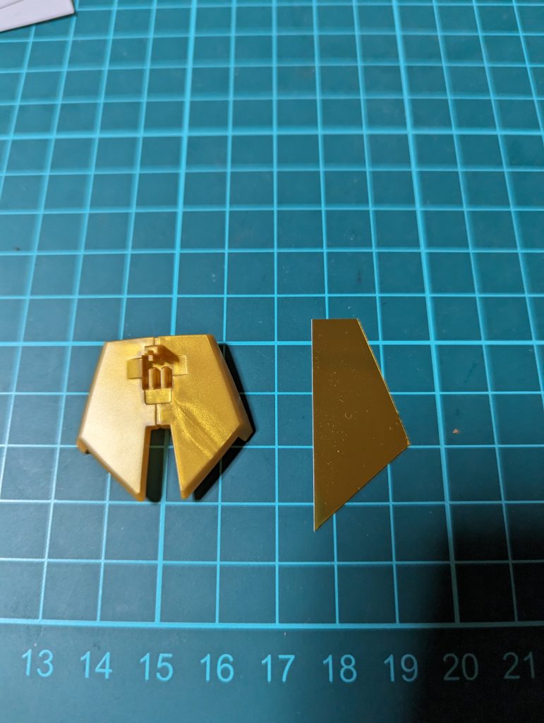 そもそも平面のシートを複雑な立体に貼るのが楽なわけないんだハサミで切れるので適当に切ります