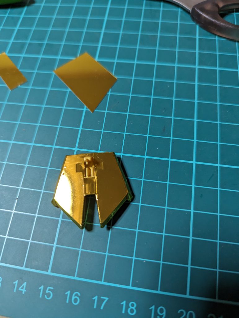 これでこのパーツが出来た！ここは参考写真用なのでかなり丁寧にやりましたwちなみにHGの百式ならどう頑張っても1シートでは出来なそうですね2つ買っとくとたぶん足りると思いますよ疲れたけどやっぱりピカピカで満足感はあると思いますよ