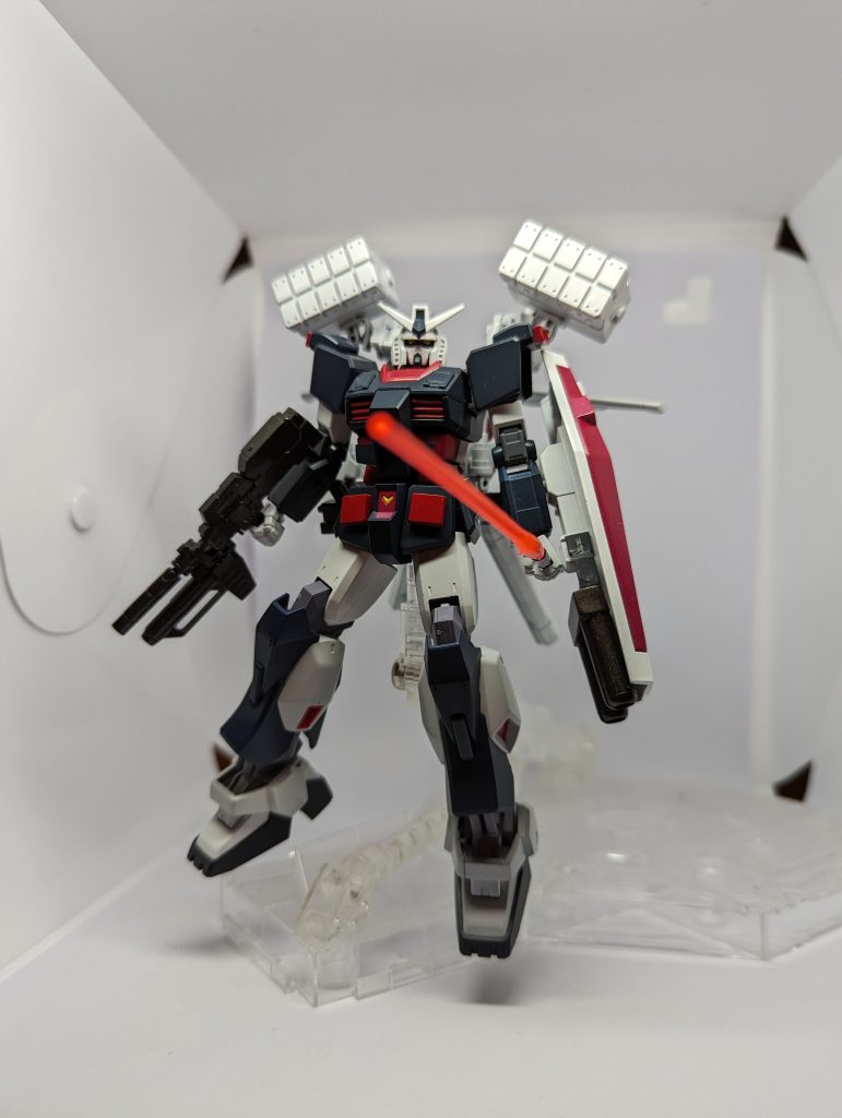 武器はビームライフルビームサーベルシールド裏のメガ粒子砲背部ミサイルポッドとなってます♪