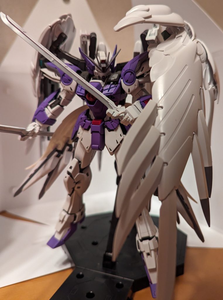 ビームサーベルは撤廃。代わりにアルバロスと同じく実体剣を装備。アルバロスにならってウイングにマウントできます。