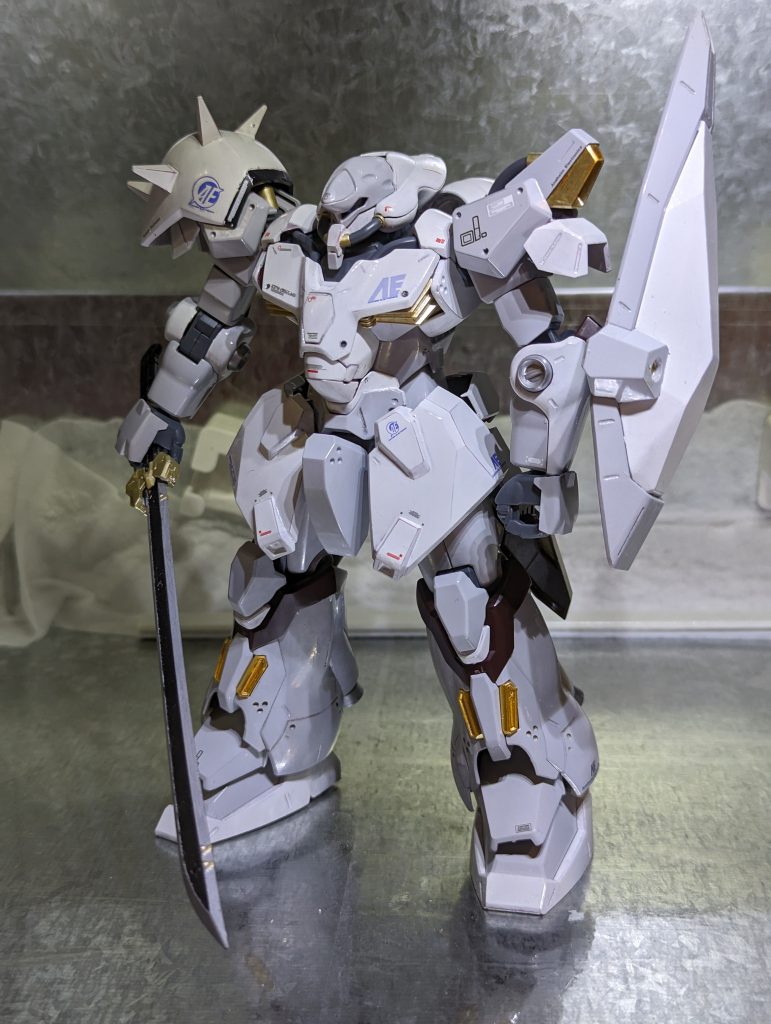 今回は筆塗り（水性ホビーカラー）にチャレンジしました。塗る前にしっかりスジの掘り直ししたのに筆ムラを隠そうとしたり、エッジに色が乗らないからどんどん厚塗りになり最終的にスジは雪に埋もれたように消えてなくなりました。ただこのツヤ感というか重量あるペンキで塗ったかのような塗装は筆塗りのいいところを感じました。筆塗りの圧倒的大変さを感じ白い部分で心が折れましたので部分塗装でフィニッシュです。刀は一番くじバルバトスが余ってたので拝借しました。かっこいい。