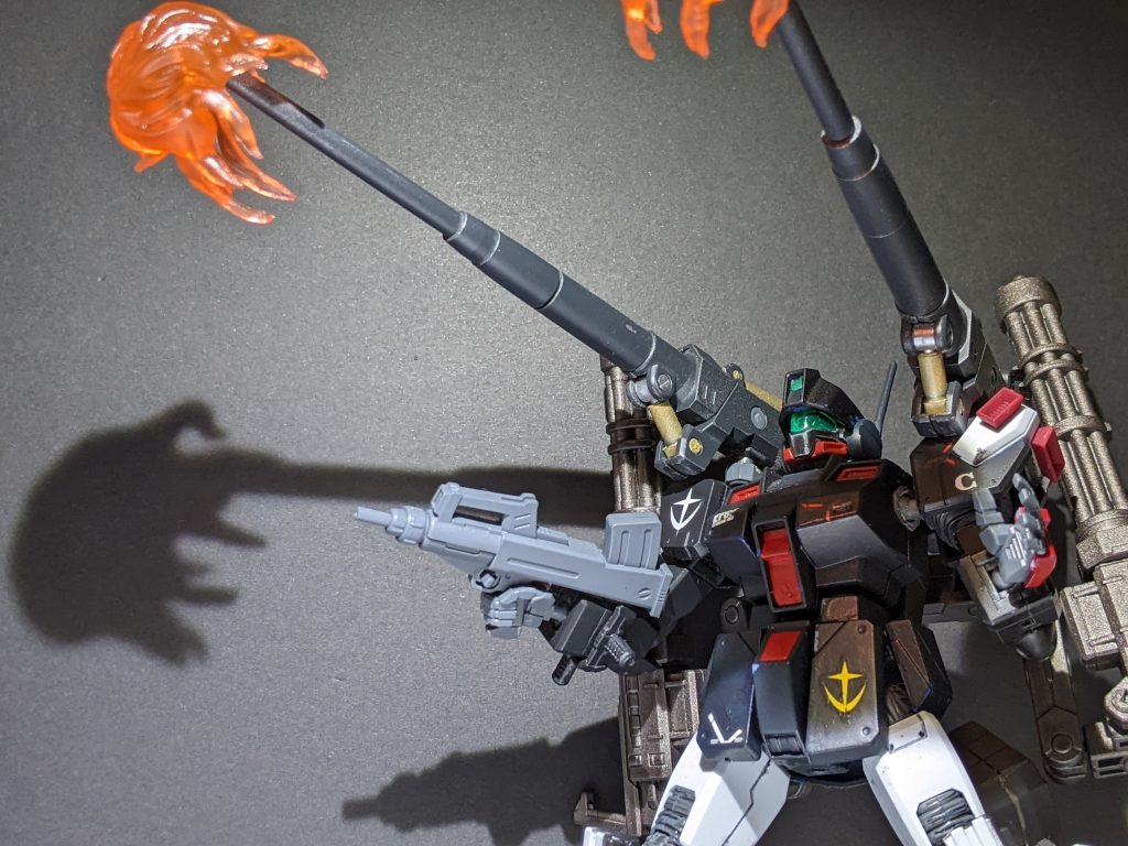 背部キャノンによるレールガンを超える射程を持ち…