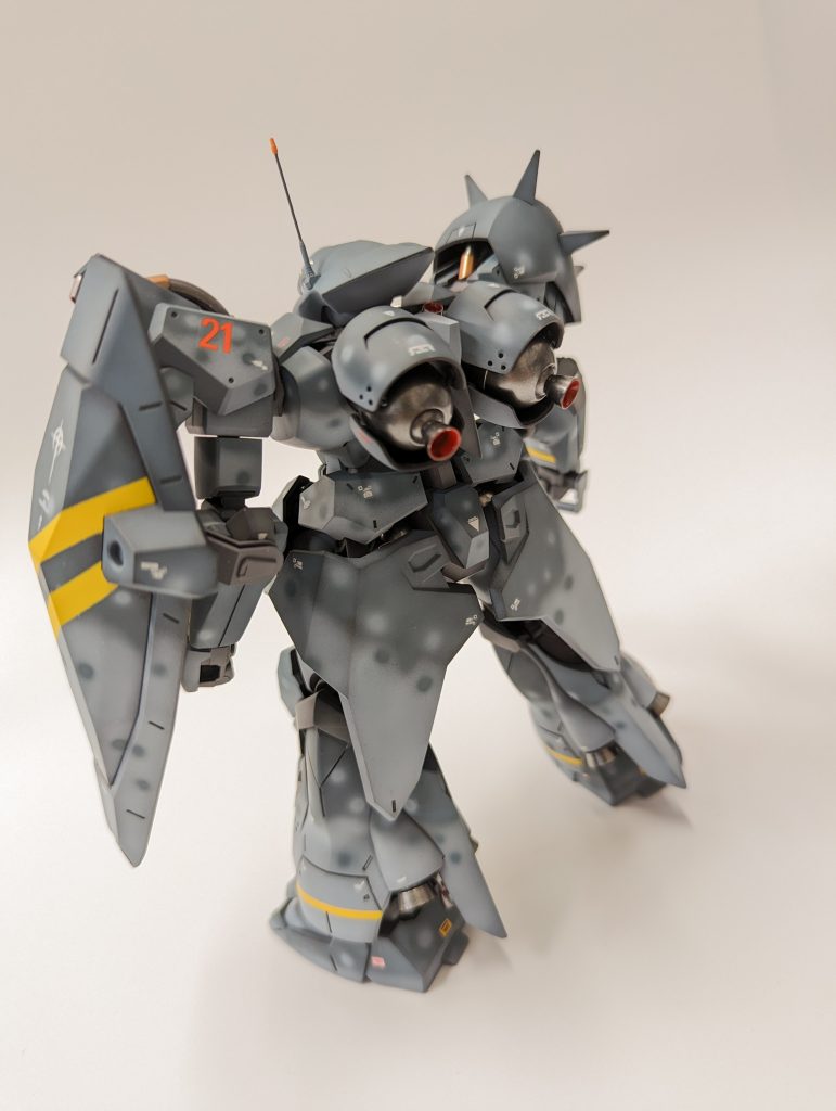 背面から。お茶碗みたいなシンプルな形のバーニアがキュートですね。箱もデカけりゃパーツもデカい!なんとも大味なキットだなあと鼻白んだものですが、組んでみるとあの劇場で大暴れした姿になるんだから不思議です。どうせ迷彩だしとスジボリはほぼしてません。