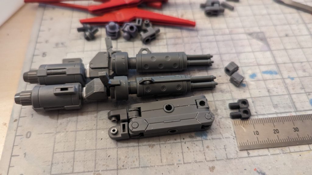 個人妄想設定的には【ドローン制御されたウェポンラック】が武器をマウントしたまま飛び回る・・・という感じなので、何らかのアーム部品を介してガトリングガンと【槍】を背負ってます。バックパックはルブリスのを丸ごと拝借しましたが、ヤツのビットステイブは全部固定にして、スラスターという扱い（なので分離しません）