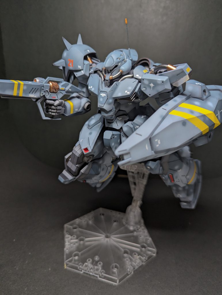 箱絵っぽく。ポージングがどうも苦手です……。このキットのめちゃくちゃ気に入っているところですが、ハンドパーツです。太くて丸っこい指が可愛らしいですよね。ランナーにこの巨大なおててがお行儀よく収まっているのが可愛くて可愛くて、しばらく切り離せずに眺めていて作業が止まってしまいました。