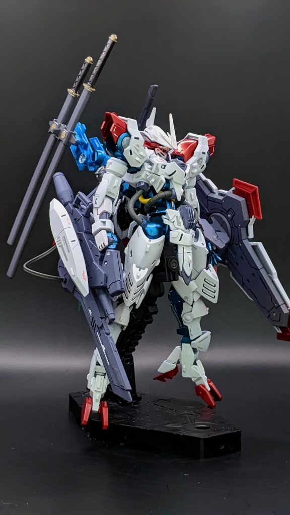 シールドの裏なかなかお気に入り。無駄な動力パイプと鉤爪状のつま先も個人的にいい感じ！背中の剣は…飾りです。無くてもいいかなー